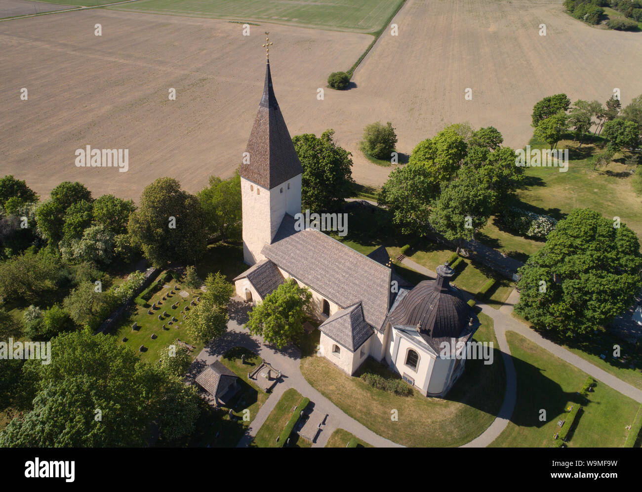 Vista aerea del rurale Ytterselo medievale chiesa. Foto Stock
