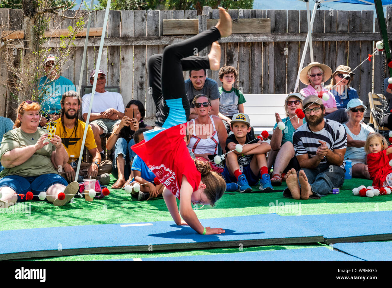 Bambino di eseguire la ginnastica; Salida Circus Summer Camp finale; Salida; Colorado; USA Foto Stock