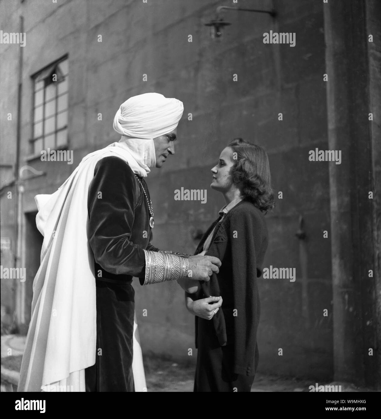 CONRAD VEIDT con sua figlia VIOLA durante le riprese di il ladro di Bagdad 1940 amministrazione Ludwig Berger Michael Powell Tim Whelan Alexander Korda Zoltan Korda William Cameron Menzies sceneggiatura e dialogo Miles Malleson sul set candide Denham Inghilterra Alexander Korda Films / London Film Productions / United Artists Foto Stock