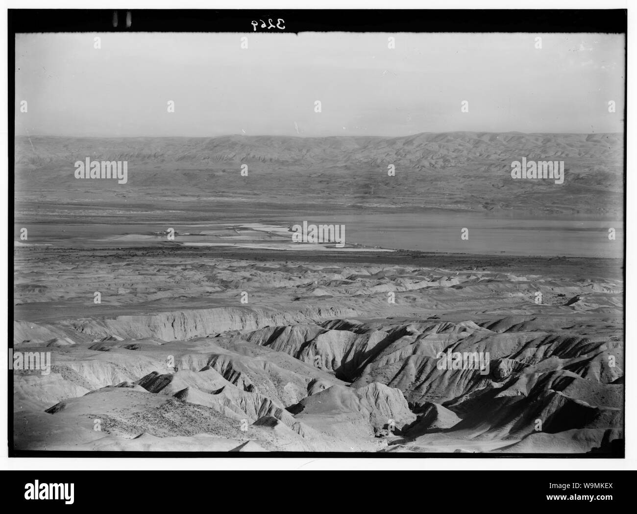 Intorno al Mar Morto. Il Mar Morto. Palestina opere di cloruro di potassio. Vista in lontananza evaporando padelle Foto Stock