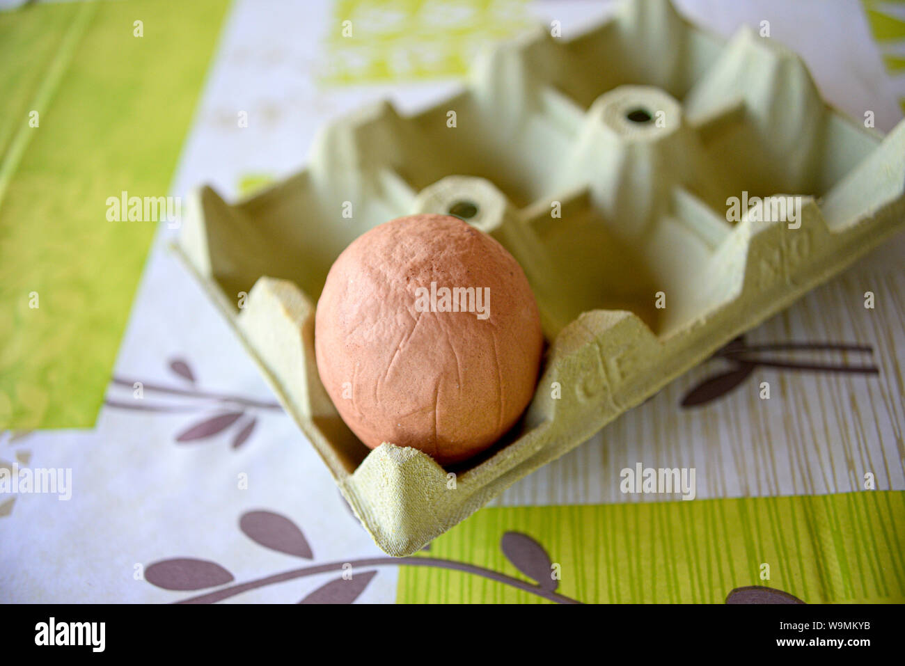 Deformato uovo di pollo in una scatola per uova acquistate in vacanza vacanze in Costa Blanca, Spagna, Europa. Gli standard alimentari. Anomalia in posa. Il calcio Foto Stock