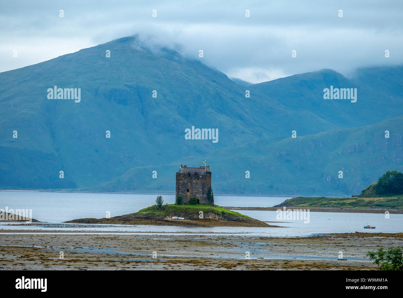 Castle Stalker nella foto a bassa marea, la torre medievale casa è costruita su un piccolo isolotto alla foce del Loch latch, Argyll, Scozia. Foto Stock