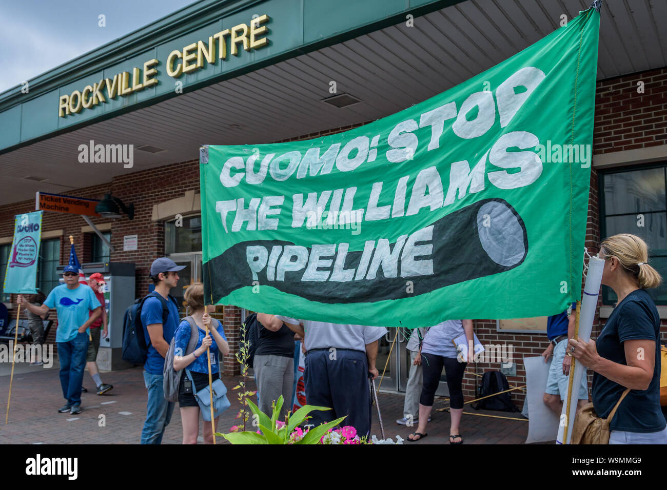 New York, Stati Uniti d'America. 14 Ago, 2019. Oltre 15 organizzazioni che rappresentano migliaia di lunga isolani si sono stretti al di fuori il senatore e presidente del Senato commissione ambiente Todd Kaminsky office su agosto 14, 2019 e consegnato un forte messaggio invitando il senatore di chiamata sul Governatore Andrew Cuomo e il Dipartimento di Conservazione Ambientale (DEC) per negare i permessi di costruzione per gli indesiderati e inutili Williams NESE fracked gasdotto. Credito: Erik McGregor/ZUMA filo/Alamy Live News Foto Stock