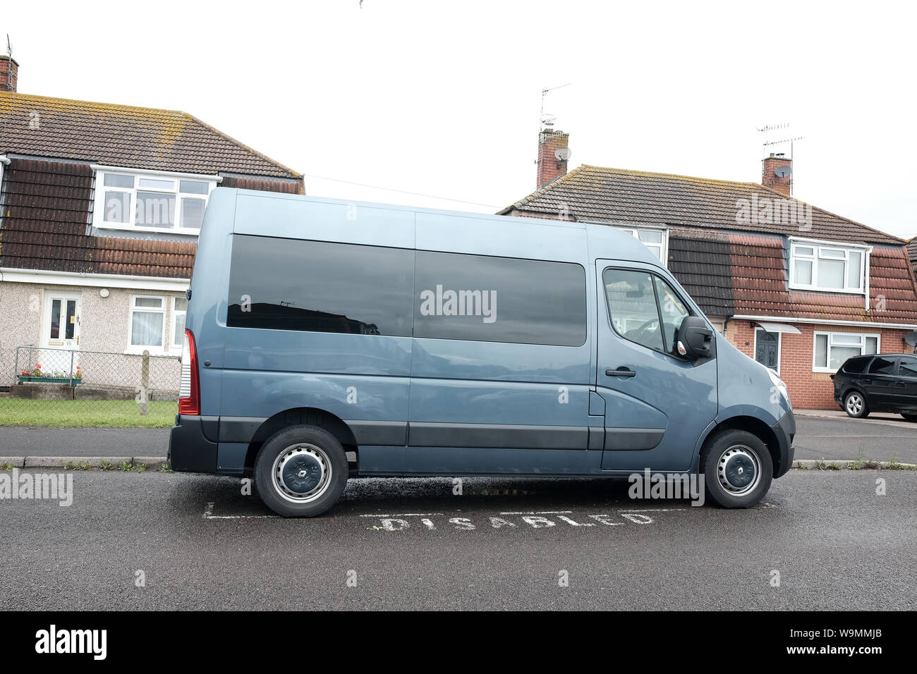Agosto 2018 - Renault van usato come un minibus disabili, parco nella baia di disabili in una strada residenziale di Portishead, North Somerset, Regno Unito Foto Stock