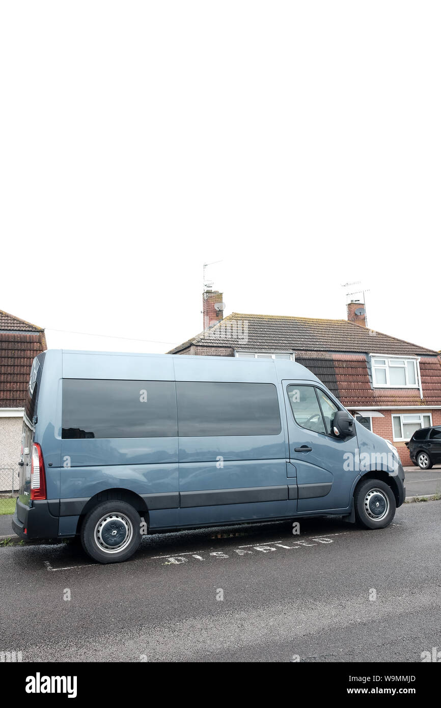 Agosto 2018 - Renault van usato come un minibus disabili, parco nella baia di disabili in una strada residenziale di Portishead, North Somerset, Regno Unito Foto Stock