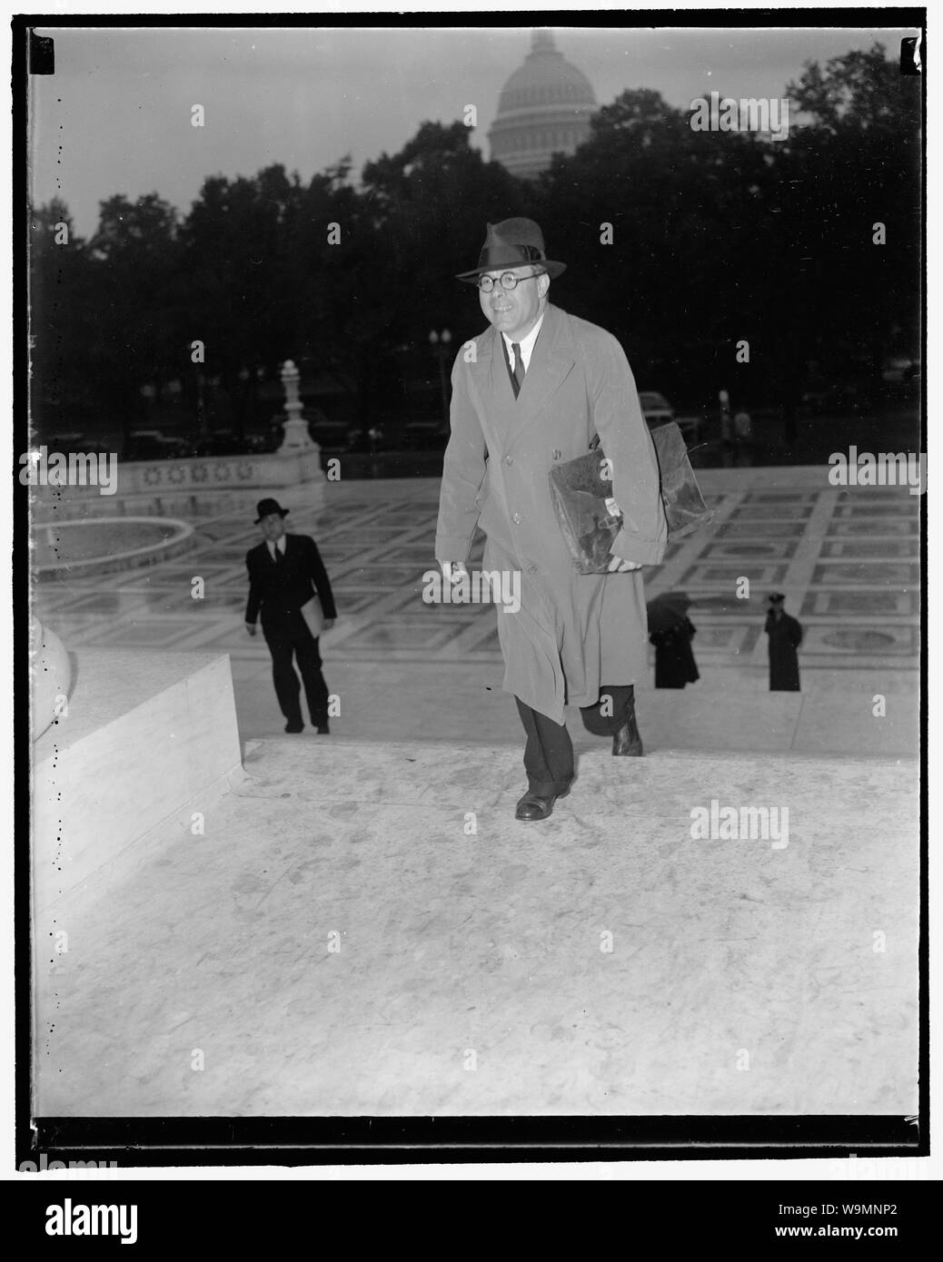 Arriva a corte per protestare contro il nero è il diritto a sedersi sulla nazione è più alto tribunale di Washington D.C., il 4 ottobre. Albert Levitt, Dipartimento di Giustizia avvocato, arrivando a U.S. La Corte suprema in cui ha chiesto il permesso al file un formale tuta nera impegnativa di ammissibilità costituzionale per sedersi sulla panchina. Chief Justice Hughes istruito Levitt nel file le sue carte con il cancelliere della Corte. Quando si riunirà il prossimo lunedì la Corte dovrebbe annunciare se si sentirà Levitt la petizione. 10/4/37 Foto Stock Arriva a corte per protestare contro il nero è il diritto a sedersi sulla nazione è più alto tribunale di Washington D.C., il 4 ottobre. Albert Levitt, Dipartimento di Giustizia avvocato, arrivando a U.S. La Corte suprema in cui ha chiesto il permesso al file un formale tuta nera impegnativa di ammissibilità costituzionale per sedersi sulla panchina. Chief Justice Hughes istruito Levitt nel file le sue carte con il cancelliere della Corte. Quando si riunirà il prossimo lunedì la Corte dovrebbe annunciare se si sentirà Levitt la petizione. 10/4/37 Foto Stock