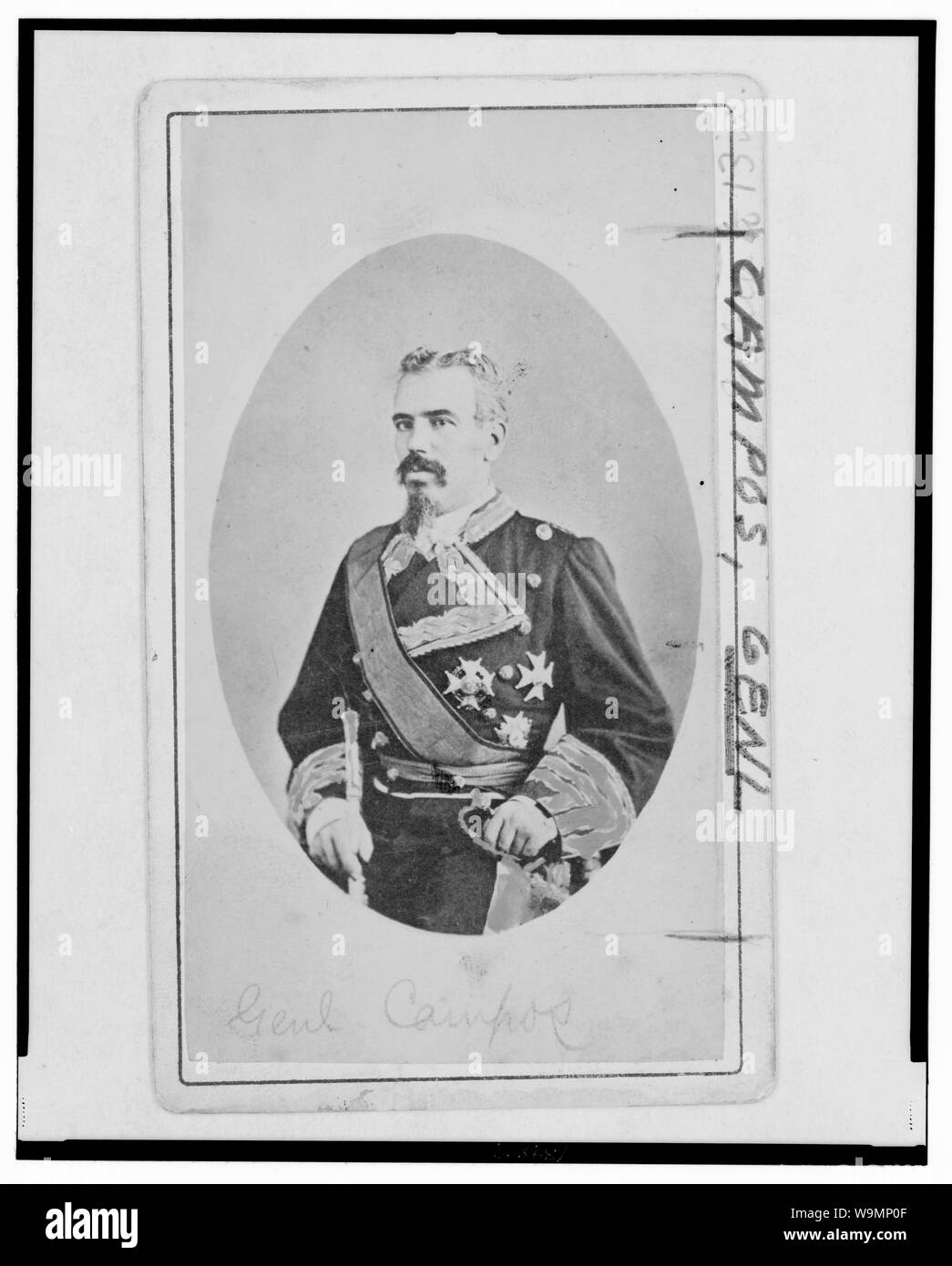 Arsenio Martinez Campos, Spagnolo capitano generale di Cuba, tre quarti di lunghezza verticale, in uniforme, rivolto verso sinistra Foto Stock