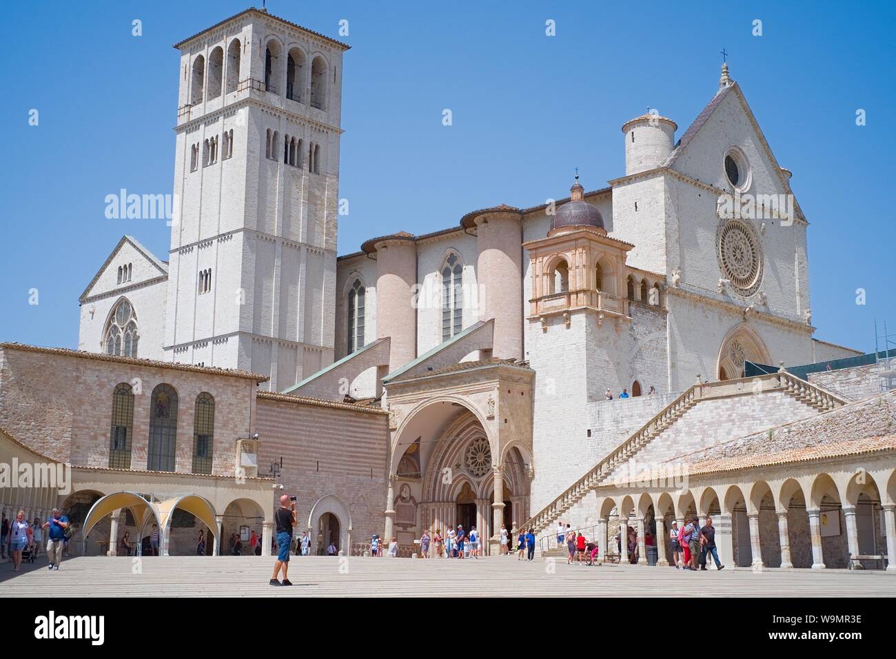 Assisi, Italia - 12 August, 2019: la Basilica di San Francesco, meta di pellegrini e turisti da tutto il mondo, conserva i resti dell'ISC Foto Stock