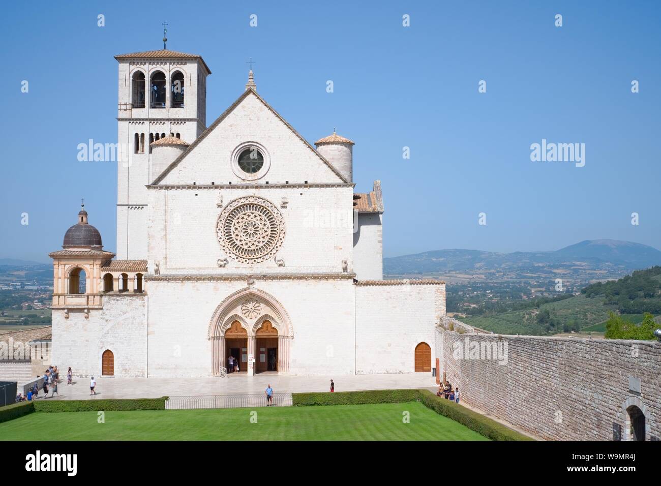 Assisi, Italia - 12 August, 2019: la Basilica di San Francesco, meta di pellegrini e turisti da tutto il mondo, conserva i resti dell'ISC Foto Stock