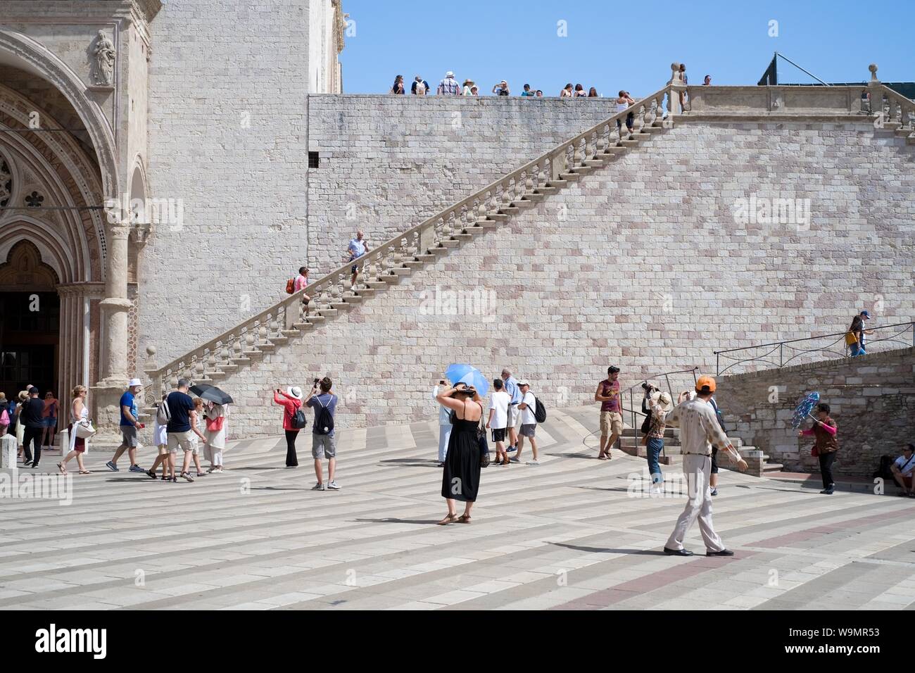 Assisi, Italia - 12 August, 2019: la Basilica di San Francesco, meta di pellegrini e turisti da tutto il mondo, conserva i resti dell'ISC Foto Stock