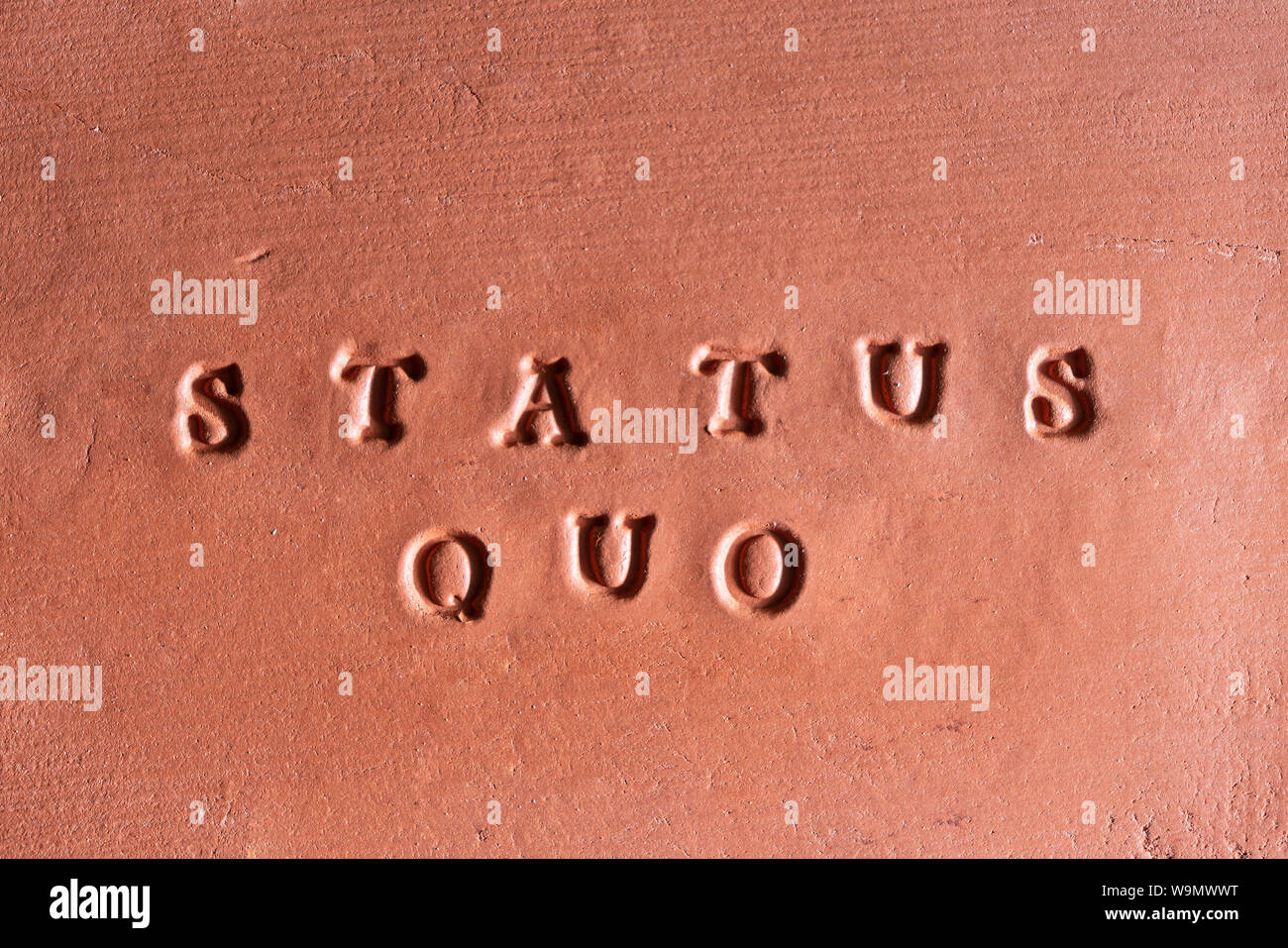 La frase "Status Quo" scritta in latino su una tavoletta di terracotta Foto Stock