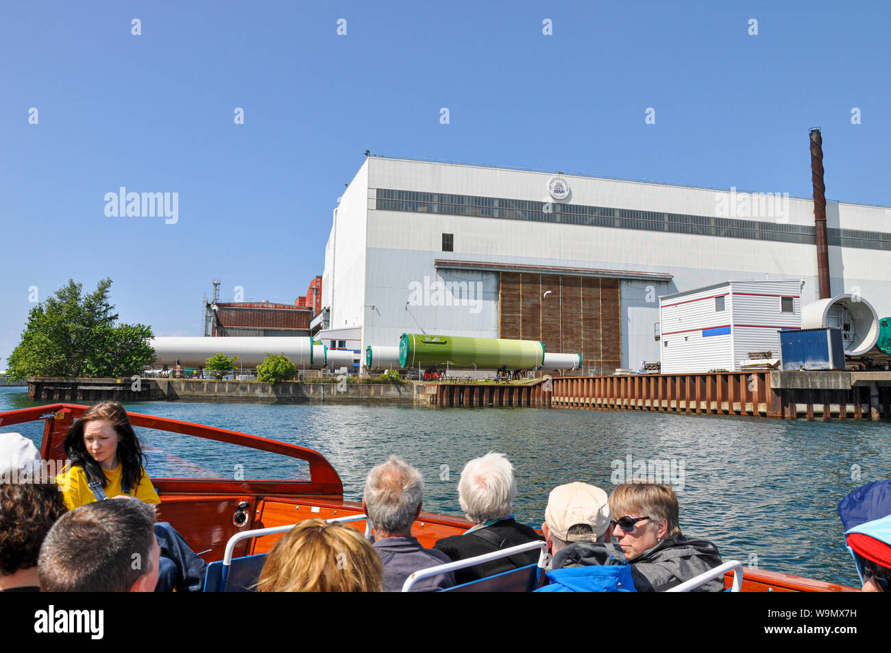 Gita in barca a Ostra Hamnkanalen Malmo, Svezia, con guida turistica, passando davanti alla fabbrica di produzione di torri eoliche EWP a Malmo, Svezia. Energia pulita Foto Stock