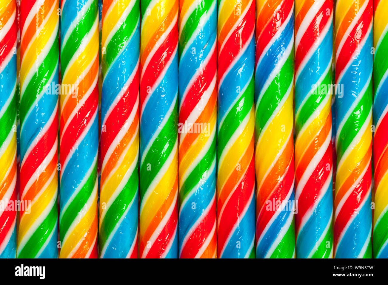 Arcobaleno colorato Candy Cane bastoni sfondo. Foto Stock