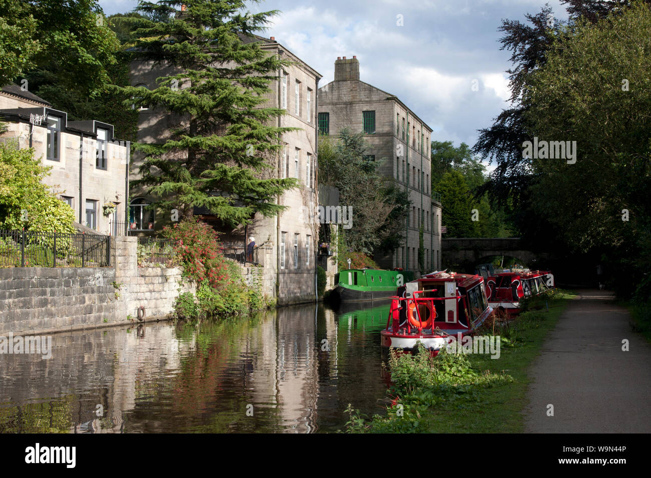 Narrowboats in Rochdale Canal a Hebden Bridge, Superiore Calder Valley, West Yorkshire Foto Stock
