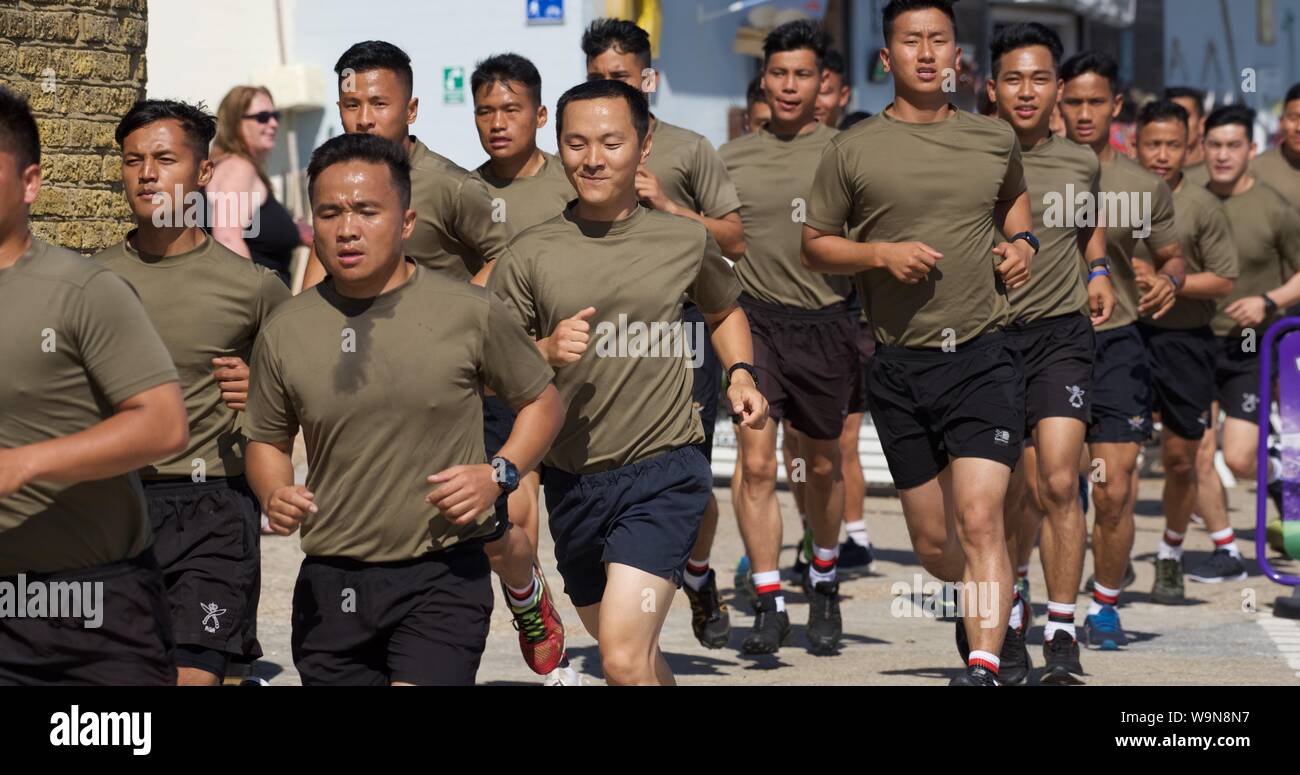 Sandgate, Kent/UK-Luglio 22 2019: Nepalese soldati del Royal Gurkha Fucili a canna rigata su una formazione gestita insieme alla costa del Kent Foto Stock