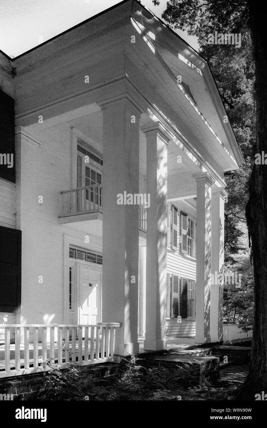 L ingresso dei premi Pulitzer Autore, William Faulkner's home, un primitivo Revival Greco design, noto come Rowan Oak in Oxford, MS Foto Stock