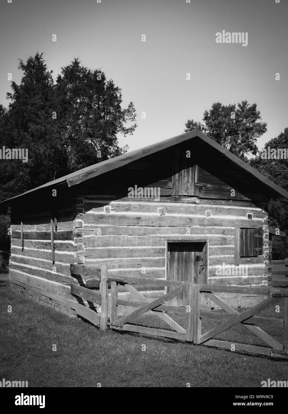 Una mano costruito mucca fienile con mano-scavato logs progettato dal Premio Nobel autore vincitore, William Faulkner, sui motivi di Rowan Oak, Oxford, MS, Foto Stock