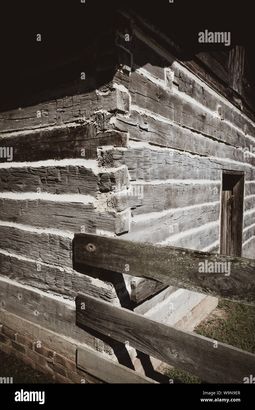 Una stretta di mano-scavato log cabin con staccionata in legno attaccato all'angolo nella parte sud-orientale USA Foto Stock