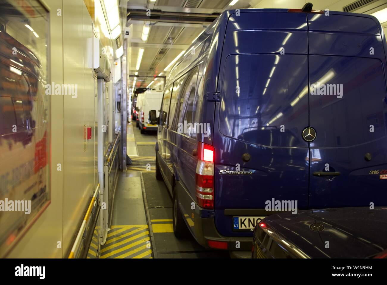 Coquelles, Hauts-de-France/France-July 19 2019: gli interni di un veicolo alto o ponte singolo carrello su un shuttle Eurotunnel Foto Stock