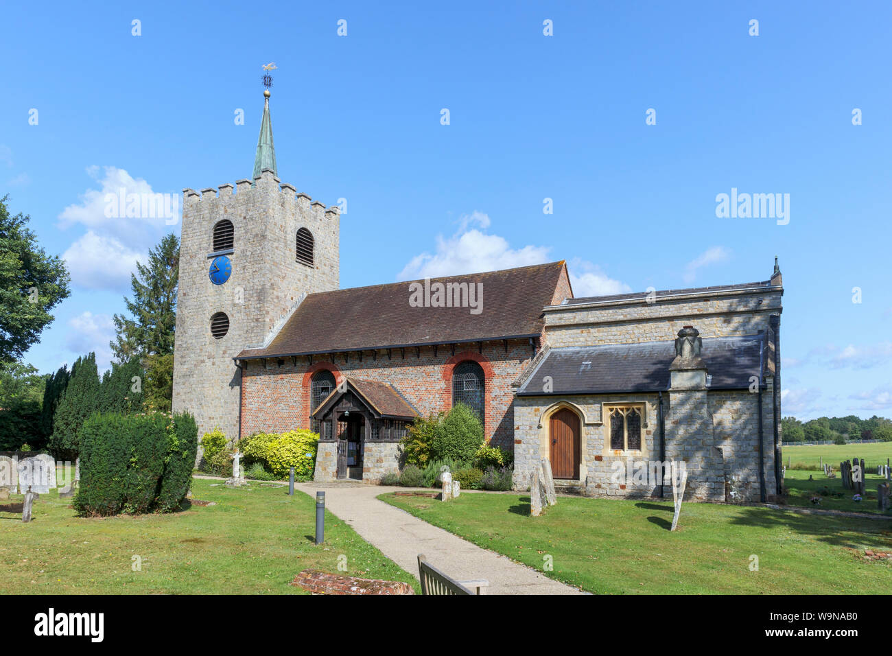 Chiesa di San Michele e Tutti gli Angeli, un piccolo paese chiesa parrocchiale a Pirbright, un villaggio vicino a Woking nel borgo di Guildford, Surrey, Inghilterra del sud-est Foto Stock