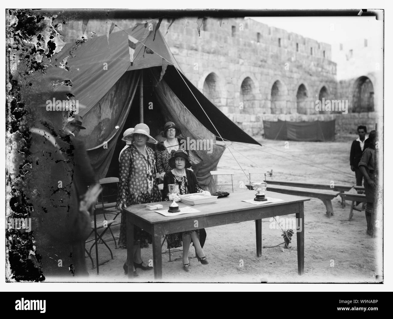 Bazaar per Y.M.C.A. nel cortile della torre di Davide Foto Stock