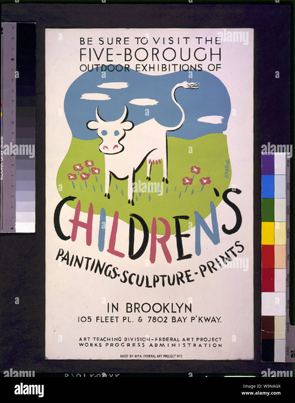 Assicuratevi di visitare le cinque-borough mostre all'aperto ai bambini di dipinti, sculture, stampe, in Brooklyn Abstract: poster per il progetto federale di arte, arte divisione di insegnamento mostra di arte per i ragazzi a 105 pl della flotta. & 7802 Bay Parkway, a Brooklyn, New York, che mostra un bambino del dipinto di una mucca in un campo. Foto Stock