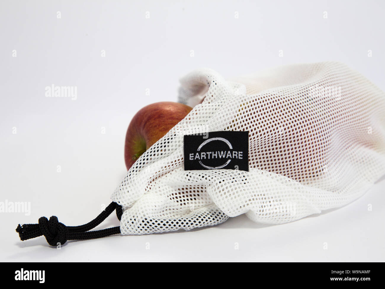 NZ mele comprato dal supermercato locale in riutilizzabili per produrre buste realizzate da upcycling vecchio single di utilizzare sacchetti di plastica. Marca Earthware, sfondo bianco Foto Stock