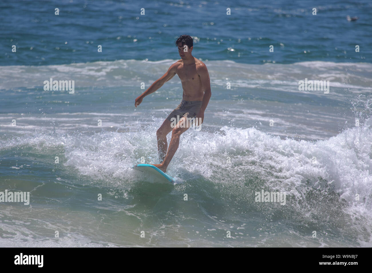 Surfer a cavallo di un onda in Newport Beach, California, Stati Uniti d'America Foto Stock