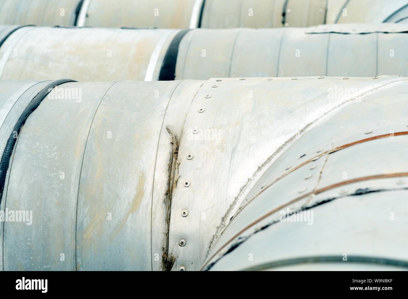 Grande industria di alluminio tubazioni, all'esterno, vicino fino Foto Stock