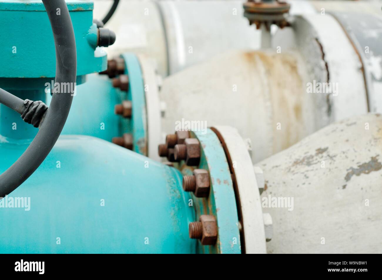 Grande industria di alluminio tubazioni, all'esterno, vicino fino Foto Stock