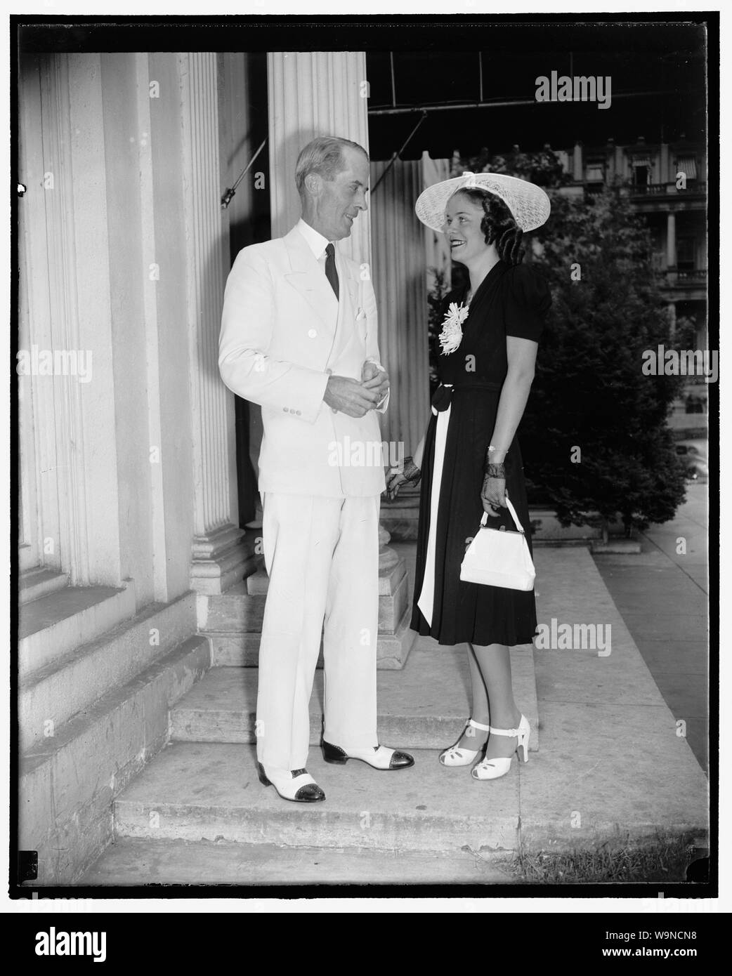 Concorso di bellezza vincitori visitare la Casa Bianca. Washington, D.C., e il agosto 4. Marvin mcintyre, Segretario il presidente saluta Miss Dorothy Parker, di Washington, DC, vincitore del concorso di bellezza svoltasi a Washington all'anno. 18Yrs vecchio, pesa 112lbs ed è di 5 piedi e 4 pollici di altezza, Miss Parker, di competere per il titolo di Miss America in Atlantic City la Giornata del Lavoro, 8/4/38 Foto Stock