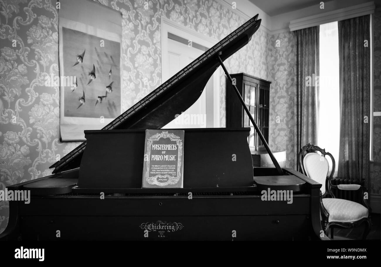 Un bambino grande stile pianoforte attende un pubblico in salotto a 'Rowan Oak', una volta la residenza di pultizer il vincitore del premio, autore William Faulkner, in Oxf Foto Stock