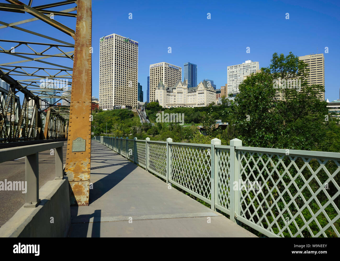 Splendide vedute di basso livello Ponte nel centro di Edmonton, Alberta, Canada che si estende in tutto il Nord del Fiume Saskatchewan. Foto Stock