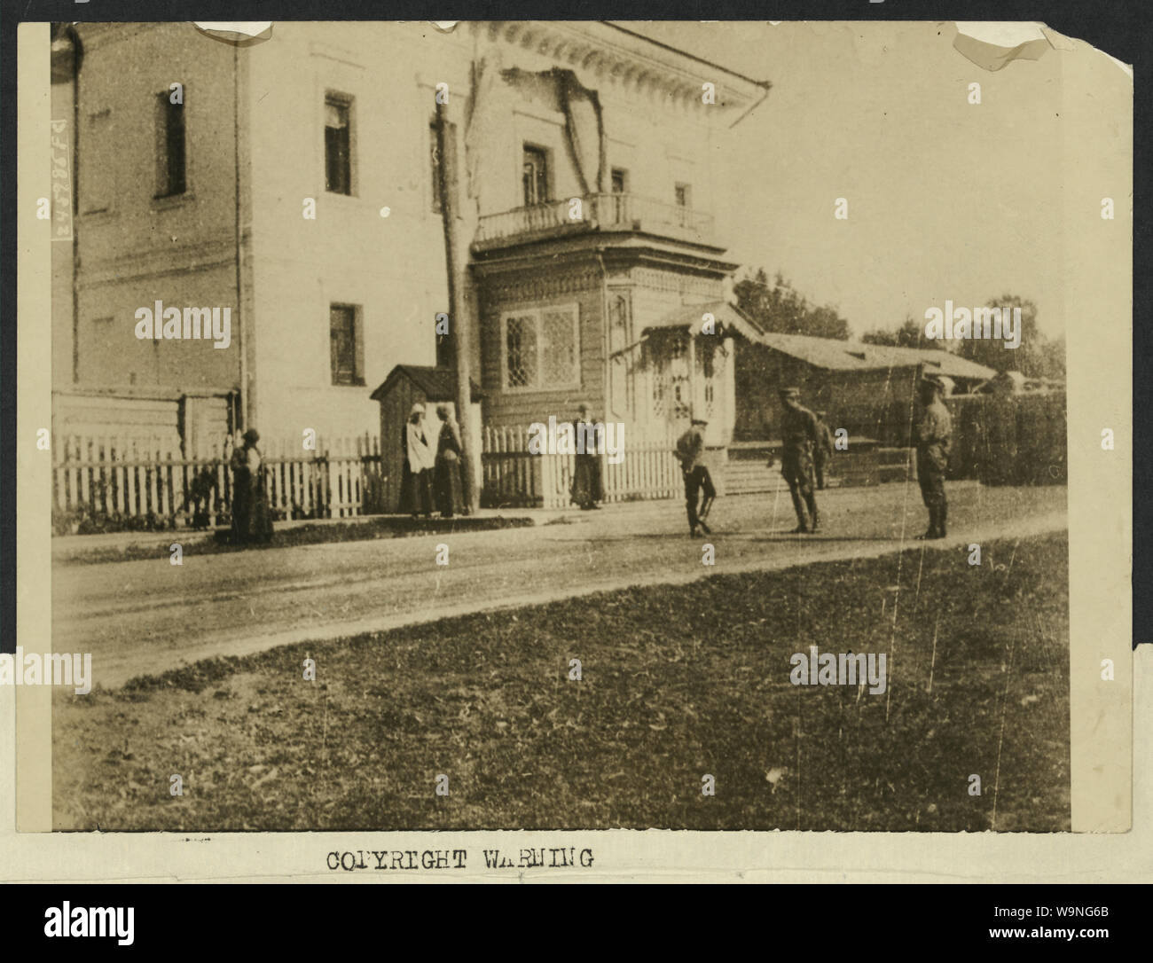 Prima dell'entrata principale della casa del governatore a Tobolsk. Le quattro figure ad ovest sono le Grand duchesse, figlia dello zar. La figura fanciullesco nel centro è il Czarevitch, alla sua destra è l'ufficio di protezione. Per l'estrema destra è lo zar Foto Stock