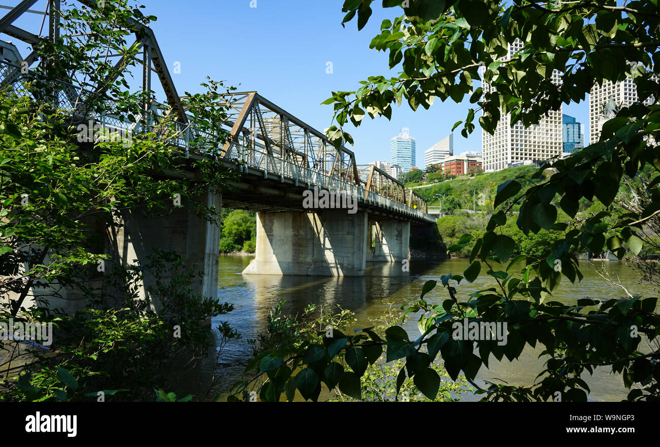 Splendide vedute di basso livello Ponte nel centro di Edmonton, Alberta, Canada che si estende in tutto il Nord del Fiume Saskatchewan. Foto Stock