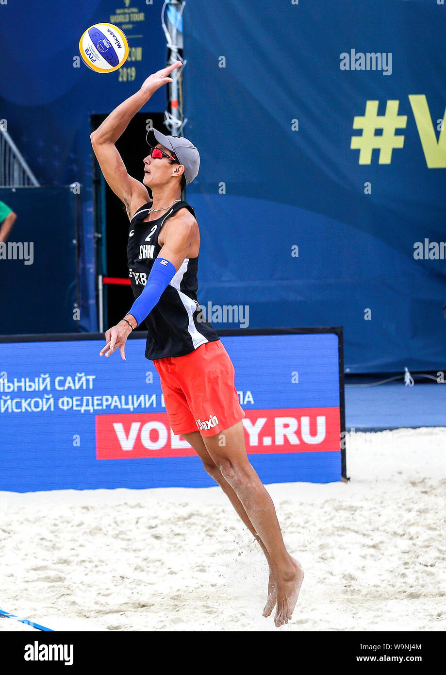 Mosca, Russia. 14 Ago, 2019. Wu Jiaxin della Cina serve durante gli uomini di qualifiche del round 2 match tra Ruslan Bykanov/Maksim Hudyakov della Russia e Halikejiang/Wu Jiaxin della Cina al 2019 FIVB Beach Volleyball World Tour, Mosca, Russia, 14 agosto 2019. Credito: Maxim Chernavsky/Xinhua/Alamy Live News Foto Stock