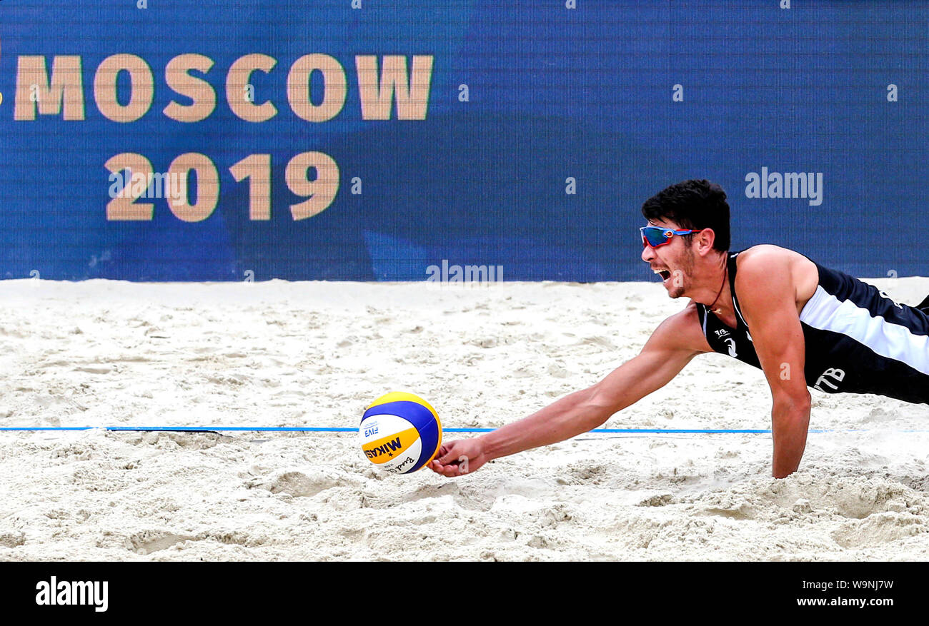 Mosca, Russia. 14 Ago, 2019. Halikejiang della Cina salva la sfera durante l'uomo qualifiche del round 2 match tra Ruslan Bykanov/Maksim Hudyakov della Russia e Halikejiang/Wu Jiaxin della Cina al 2019 FIVB Beach Volleyball World Tour, Mosca, Russia, 14 agosto 2019. Credito: Maxim Chernavsky/Xinhua/Alamy Live News Foto Stock