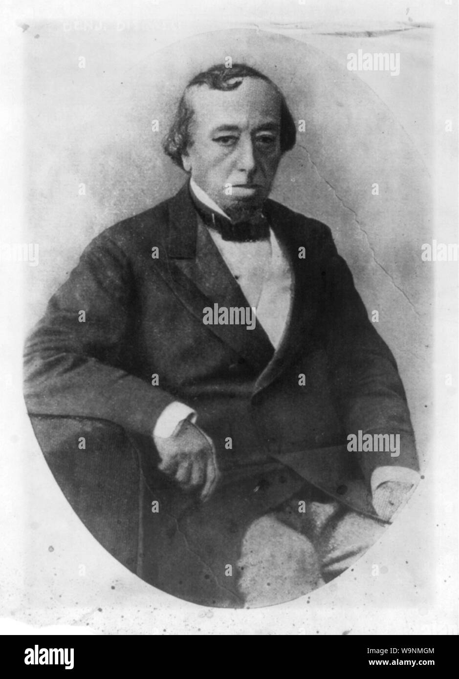 Benjamin Disraeli, tre quarti di lunghezza, seduto, rivolto verso destra Foto Stock