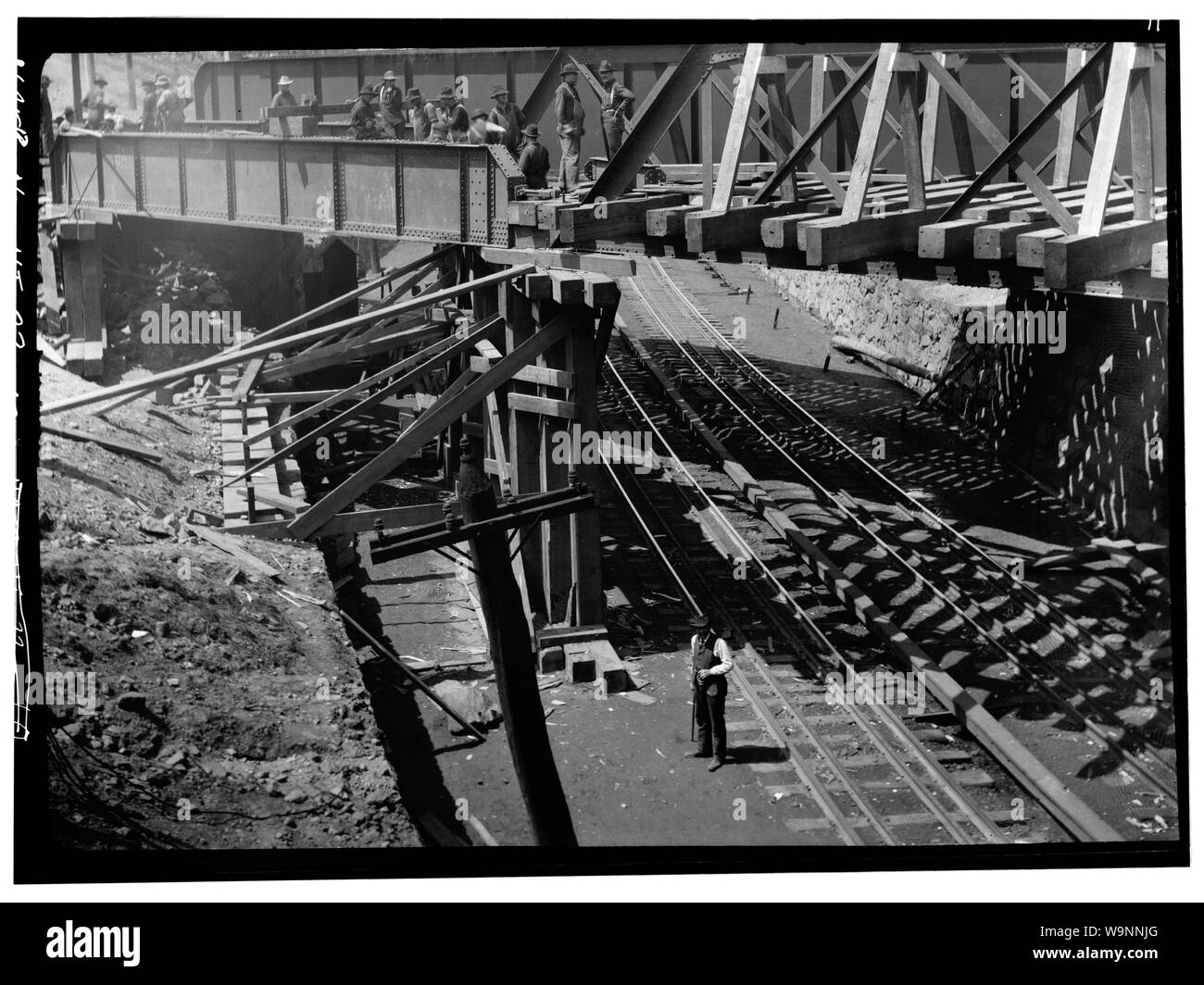 Piegate sotto il ponte temporaneo del Delaware, Lackawanna e Western Railroad su Erie a west end di Vecchia Bergen Tunnel, prese 19 Maggio 1906 - Ferrovia Erie, Bergen Hill Open Cut, palizzata Avenue a Tonnele Avenue, Città di Jersey, Hudson County, NJ Foto Stock