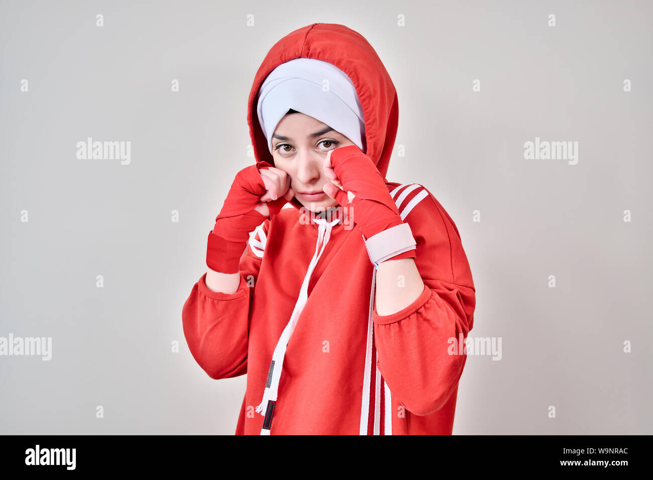 Donna boxer guard per fotocamera con i guantoni Foto Stock