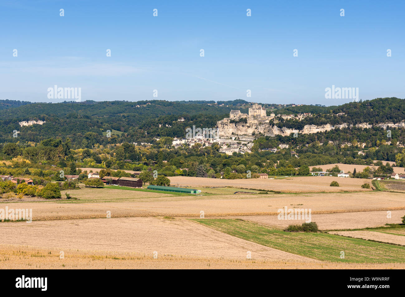 Il borgo medievale di Beynac-et-Cazenac sorge sopra la campagna Dordogna Foto Stock