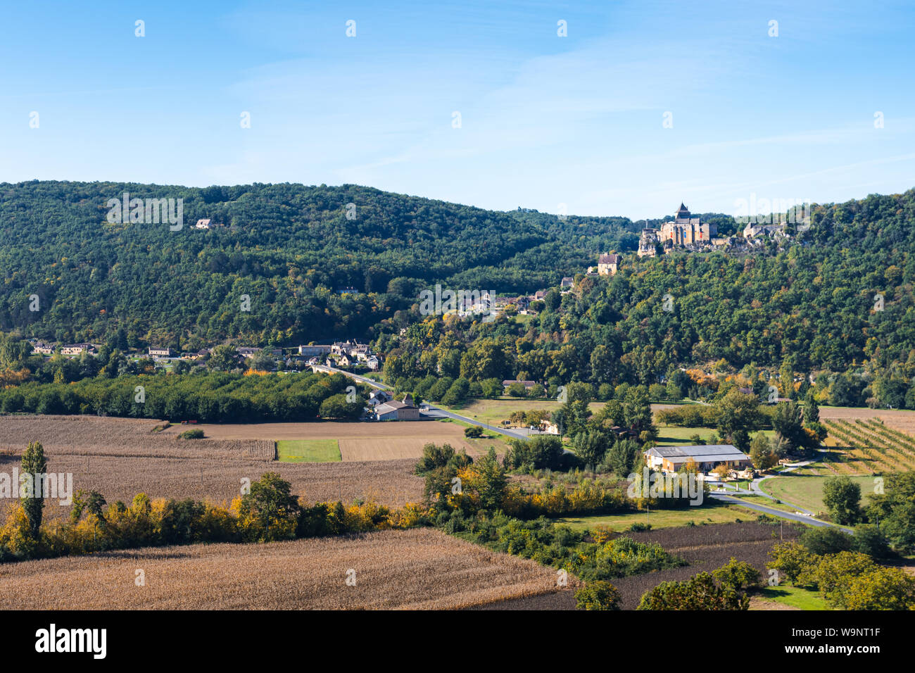 Vista su aziende nella valle della Dordogna verso il castello medievale di Castelnaud-la-Chapelle Foto Stock