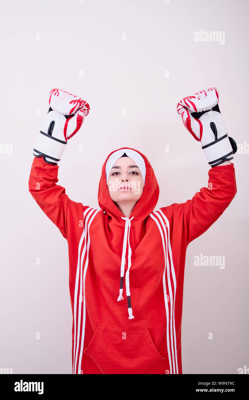 Ragazza boxer rosso da indossare abiti sportivi, donna boxer, ha alzato la boxe Guantoni boxe fino Foto Stock