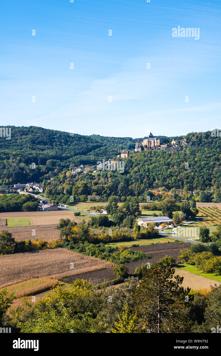 Vista su aziende nella valle della Dordogna verso il castello medievale di Castelnaud-la-Chapelle Foto Stock