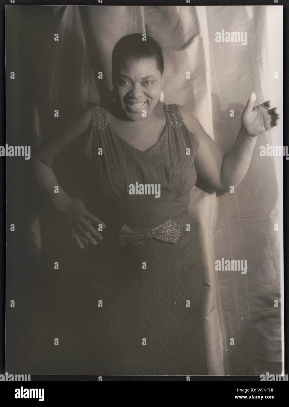 Bessie Smith, tre quarti di lunghezza verticale, in piedi, rivolto verso la parte anteriore, con la mano sinistra sollevata Foto Stock