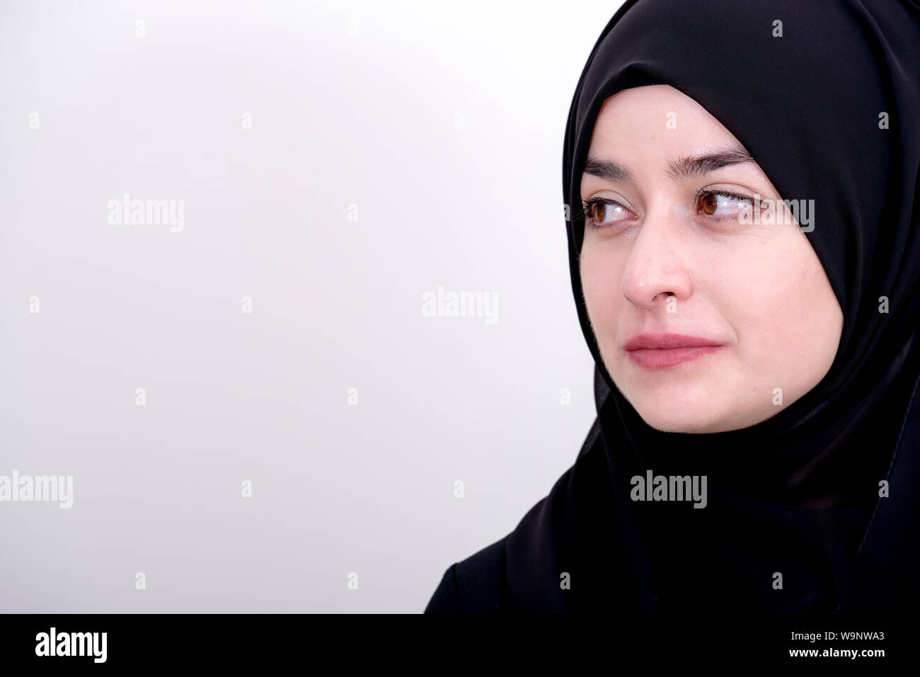 Attraente hijab donna musulmana guardando il lato sinistro, islamica fashion concept foto Foto Stock