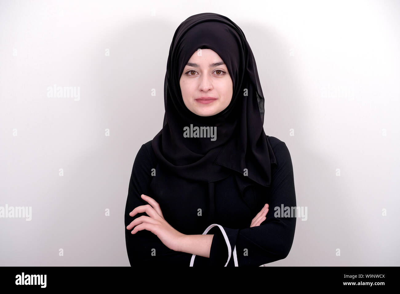 Ritratto di ragazzina musulmana, donna musulmana indossare foulard nero e il vestito, usura islamica fashion concept foto Foto Stock