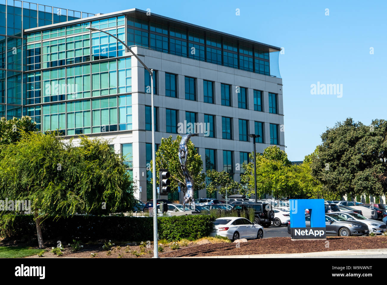 Agosto 13, 2019 Sunnyvale / CA / STATI UNITI D'AMERICA - sede centrale di NetApp nella Silicon Valley; NetApp, Inc. è un cloud ibrido servizi di dati e la gestione dei dati Foto Stock
