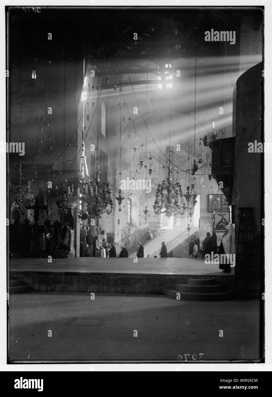 Betlemme e dintorni. Betlemme, la Basilica [Chiesa della Natività]. Le absidi illuminato con alberi di luce solare Foto Stock