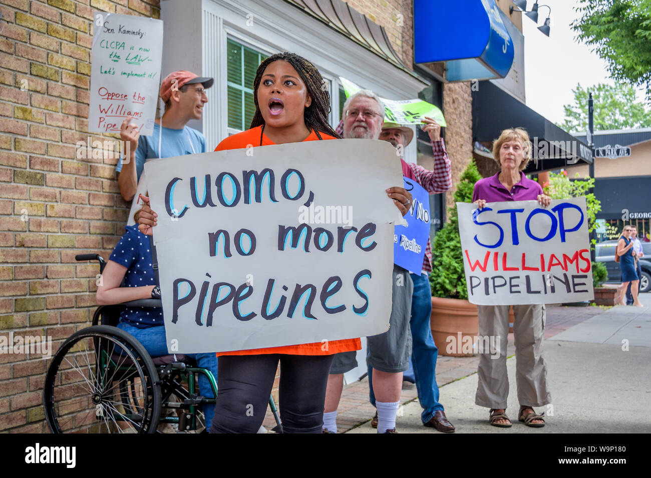 Rockville Center di New York, Stati Uniti. 14 Ago, 2019. Oltre 15 organizzazioni che rappresentano migliaia di lunga isolani si sono stretti al di fuori il senatore e presidente del Senato commissione ambiente Todd Kaminsky office su agosto 14, 2019 e consegnato un forte messaggio invitando il senatore di chiamata sul Governatore Andrew Cuomo e il Dipartimento di Conservazione Ambientale (DEC) per negare i permessi di costruzione per gli indesiderati e inutili Williams NESE fracked gasdotto. Credito: Pacific Press Agency/Alamy Live News Foto Stock